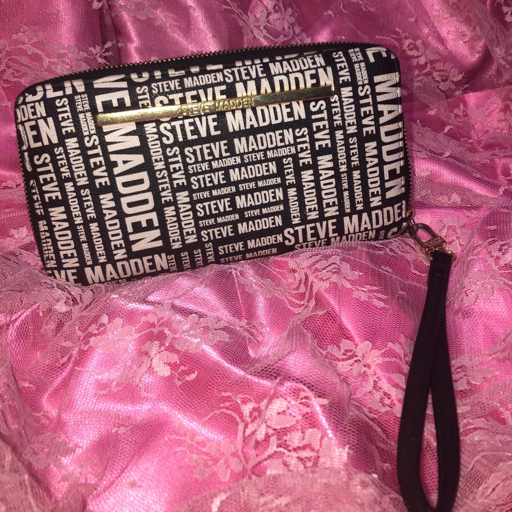 Steve Madden zip around wallet